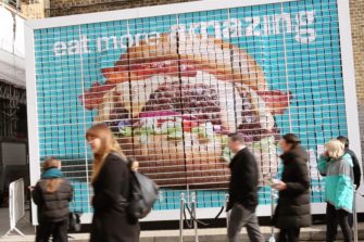 Deliveroo создал в Лондоне билборд из гамбургеров