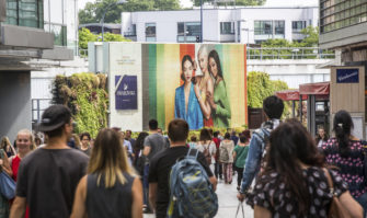 Swarovski анонсирует новую коллекцию в интерактивной наружной рекламе