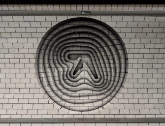 В Лондонской подземке появились загадочные постеры Aphex Twin