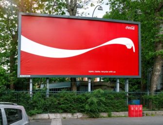 Билборды Coca-Cola призывают не разбрасывать мусор