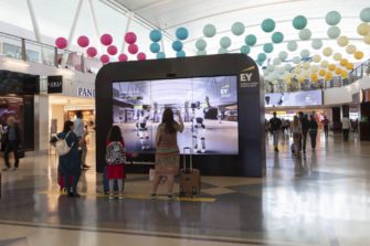 Ernst & Young предложил посетителям аэропорта JFK почувствовать себя роботами