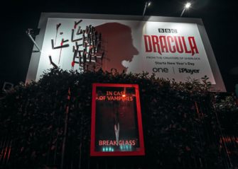 BBC «оживила» Дракулу на билбордах в Лондоне