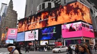 Самый большой билборд в США отдали австралийским пожарным под социальную рекламу