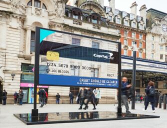 Банк Capital One UK демонструє кредитну прозорість за допомогою прозорого білборда